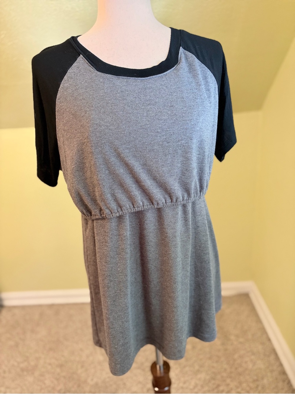 Ekouaer Maternity / Nursing Short Sleeve Raglan  Tunic Top – Size L
